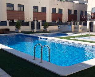 Piscina de Casa adosada en venda en Castellón de la Plana / Castelló de la Plana amb Aire condicionat, Jardí privat i Terrassa