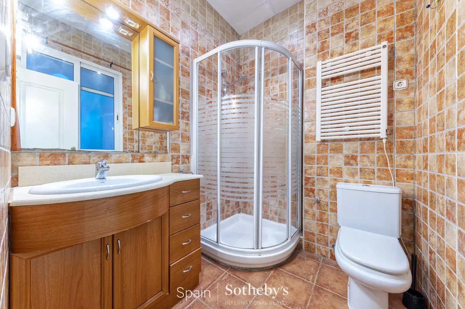 Badezimmer von Wohnungen zum Verkauf in Alicante / Alacant mit Klimaanlage
