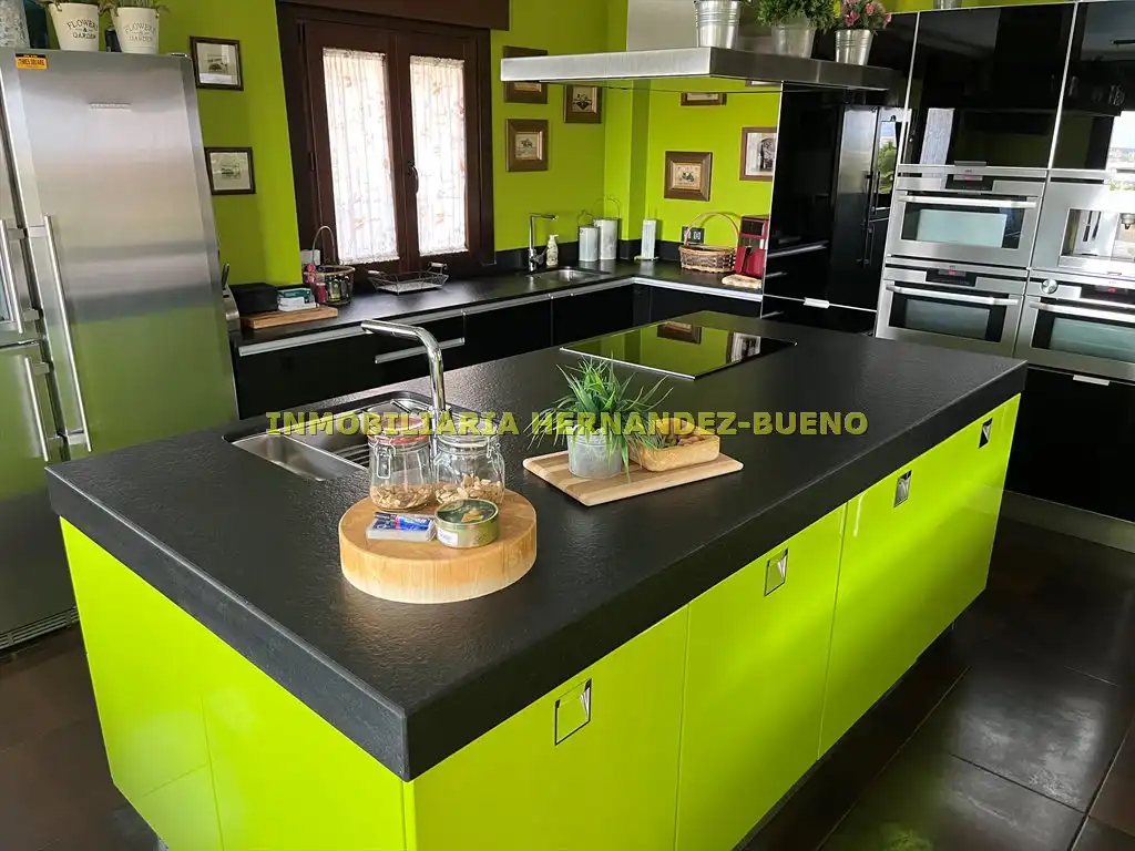 Cocina de Casa o chalet en venta en Carbajosa de la Sagrada con Aire acondicionado, Calefacción y Jardín privado