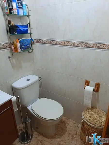 Bany de Casa adosada en venda en Linares amb Calefacció, Traster i Piscina