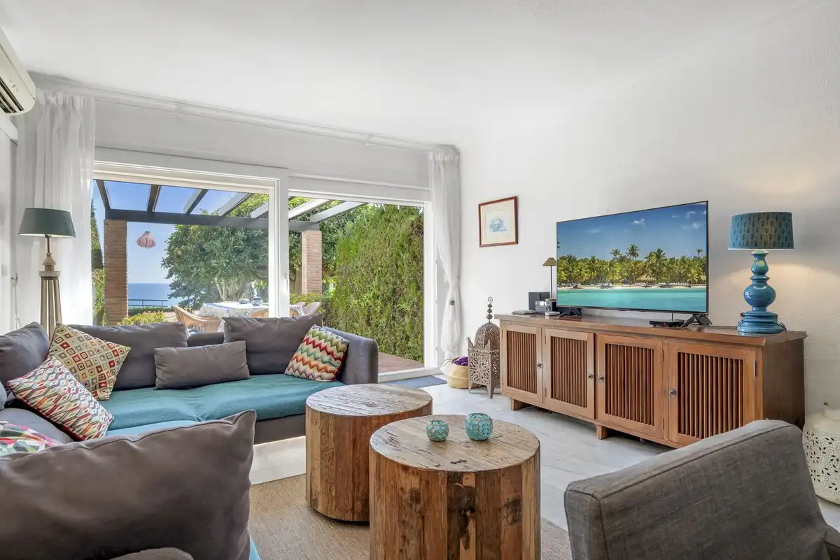 Sala d'estar de Casa adosada en venda en Marbella amb Aire condicionat, Jardí privat i Terrassa