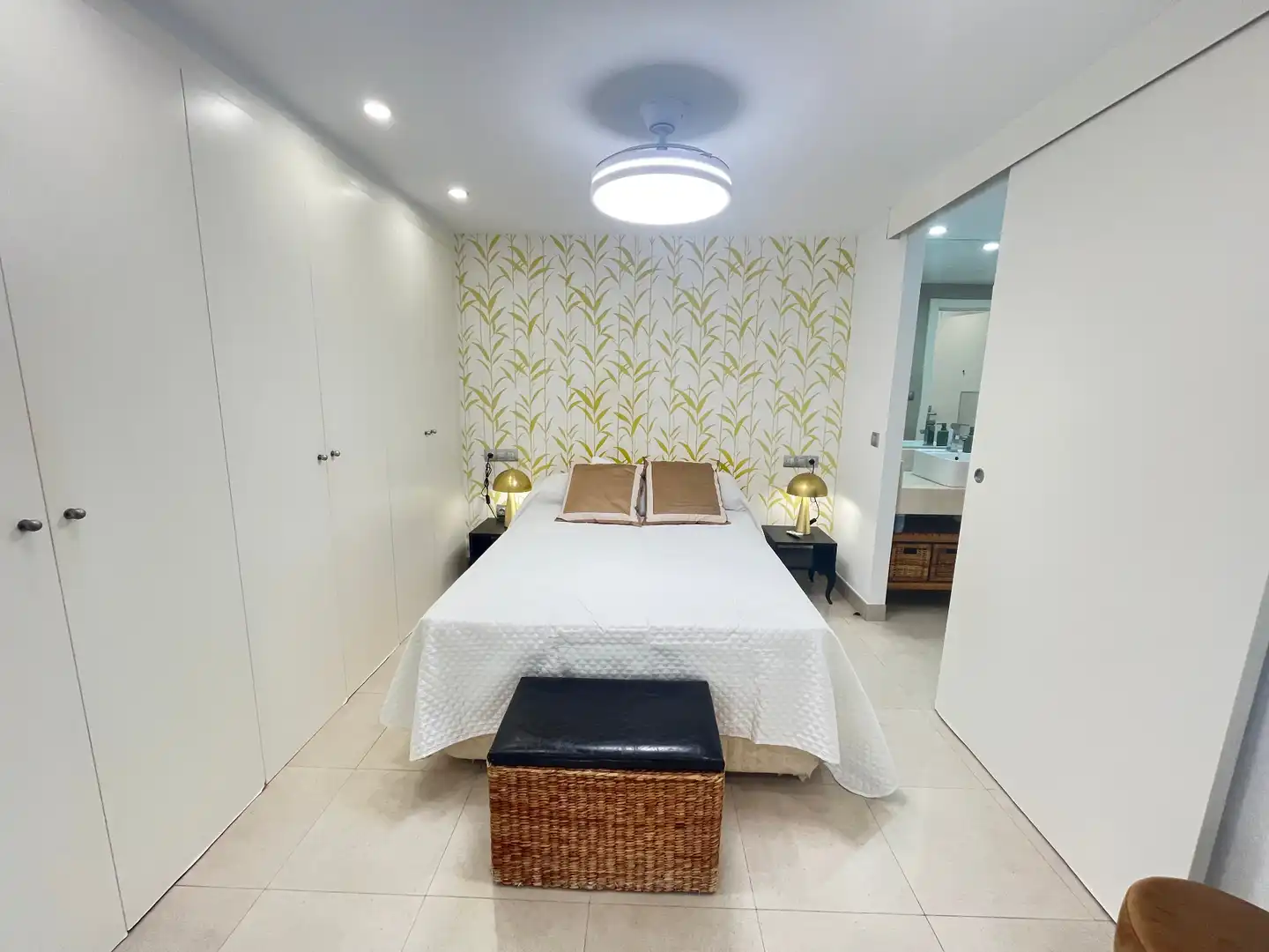 Dormitori de Apartament de lloguer en Marbella amb Aire condicionat, Terrassa i Moblat