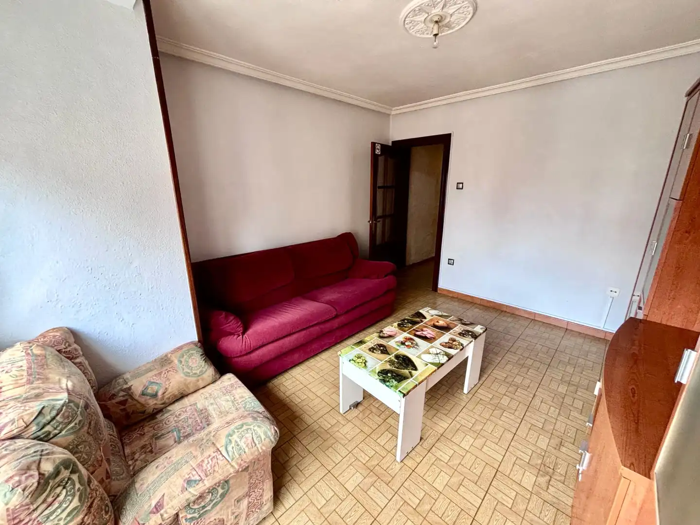 Sala de estar de Piso en venta en Gijón  con Calefacción, Parquet y Amueblado