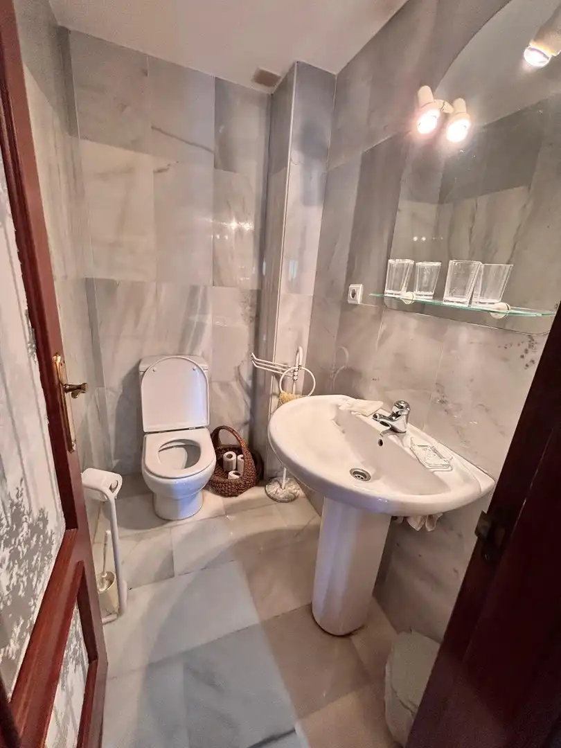 Bany de Apartament en venda en Marbella amb Aire condicionat, Terrassa i Moblat