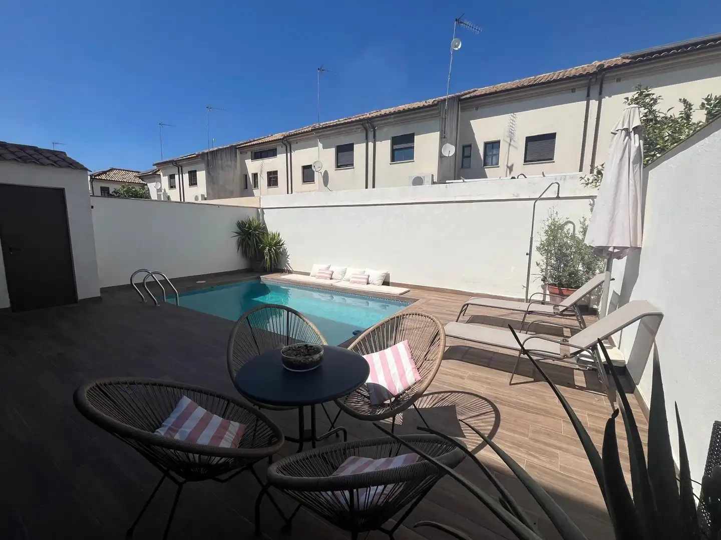 Schwimmbecken von Einfamilien-Reihenhaus zum Verkauf in  Córdoba Capital mit Klimaanlage, Privatgarten und Terrasse