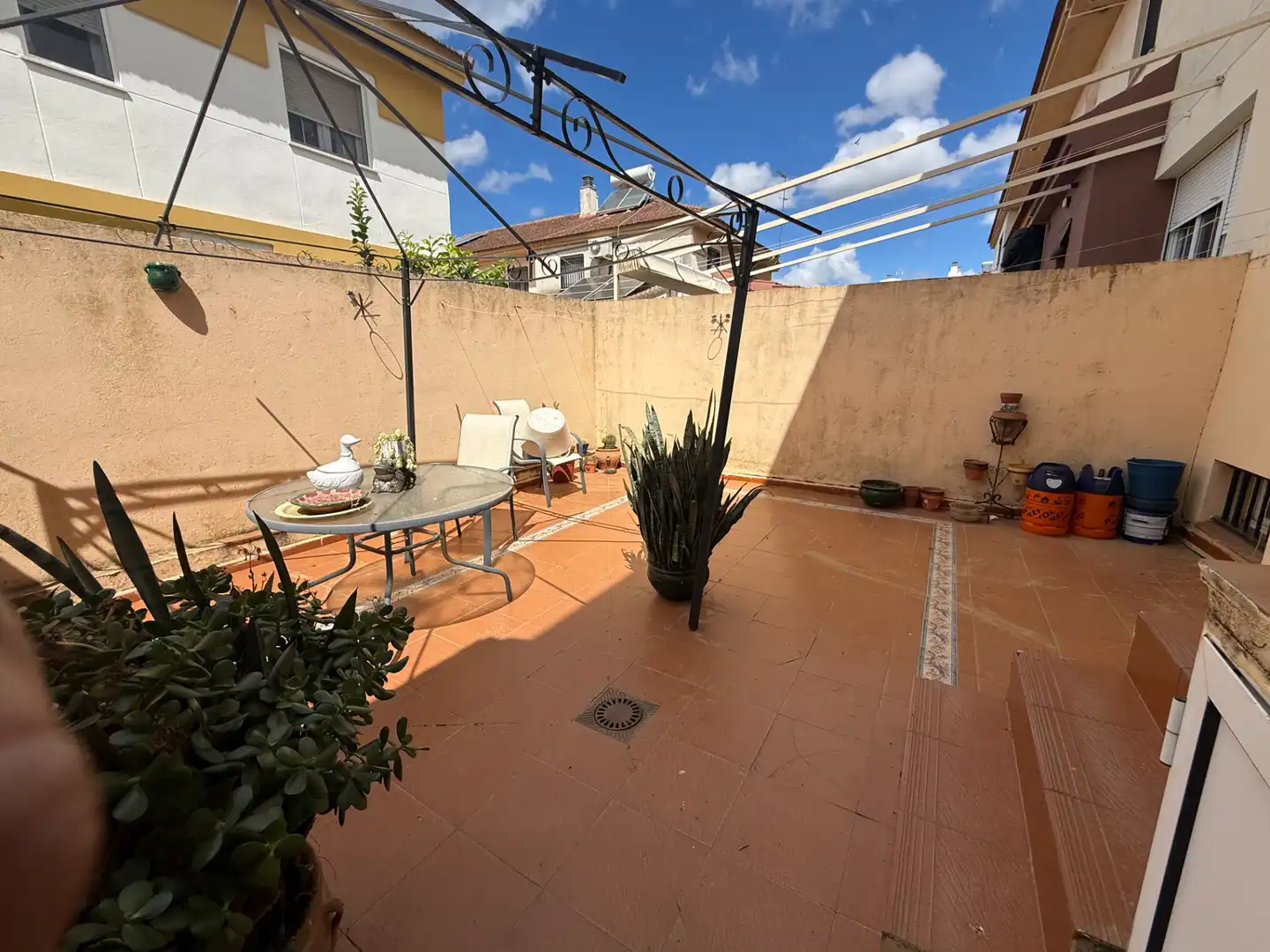 Terrasse von Einfamilien-Reihenhaus zum Verkauf in Aljaraque mit Klimaanlage, Heizung und Privatgarten