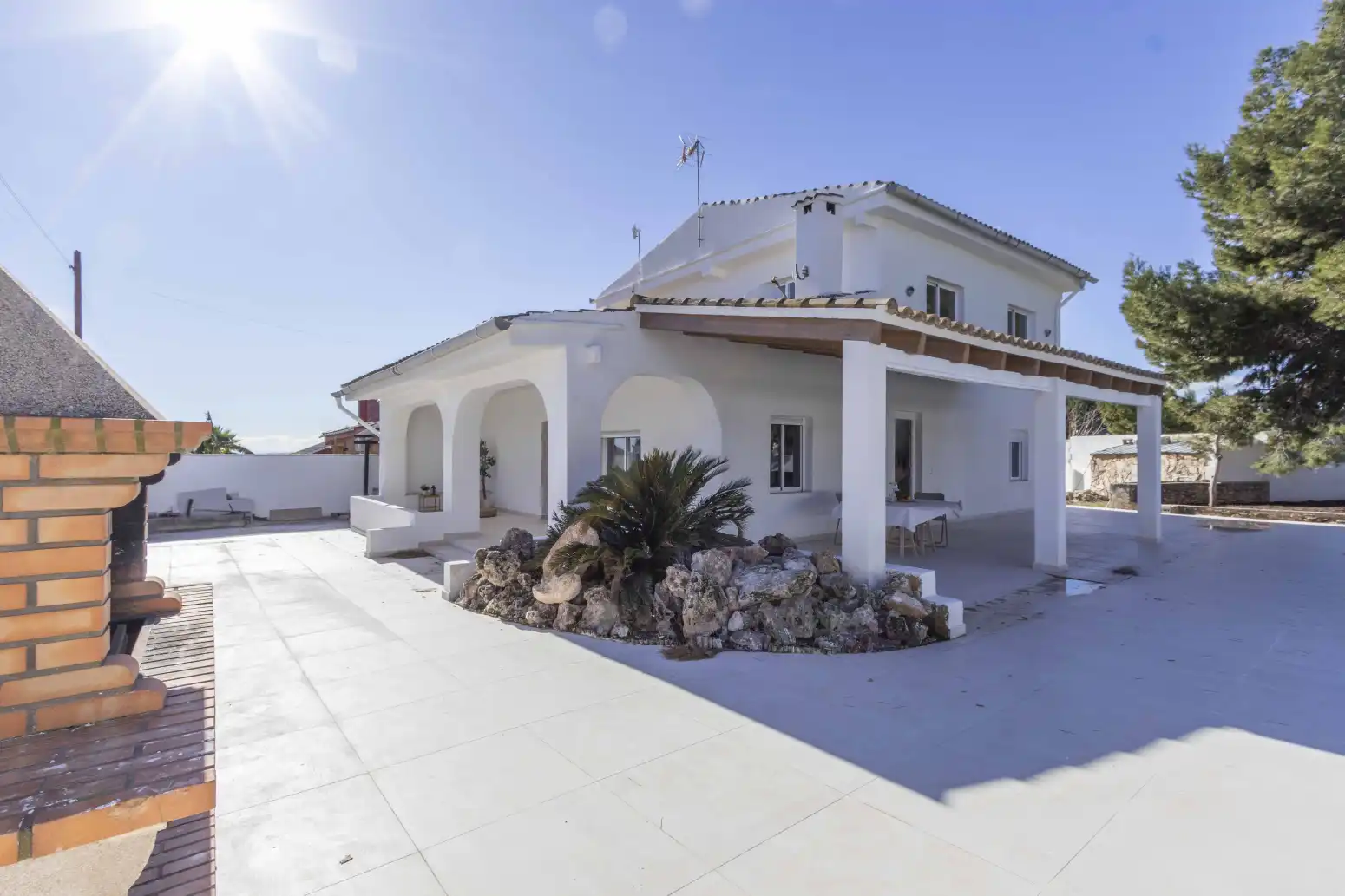 Vista exterior de Casa o xalet en venda en La Pobla de Vallbona amb Jardí privat i Piscina