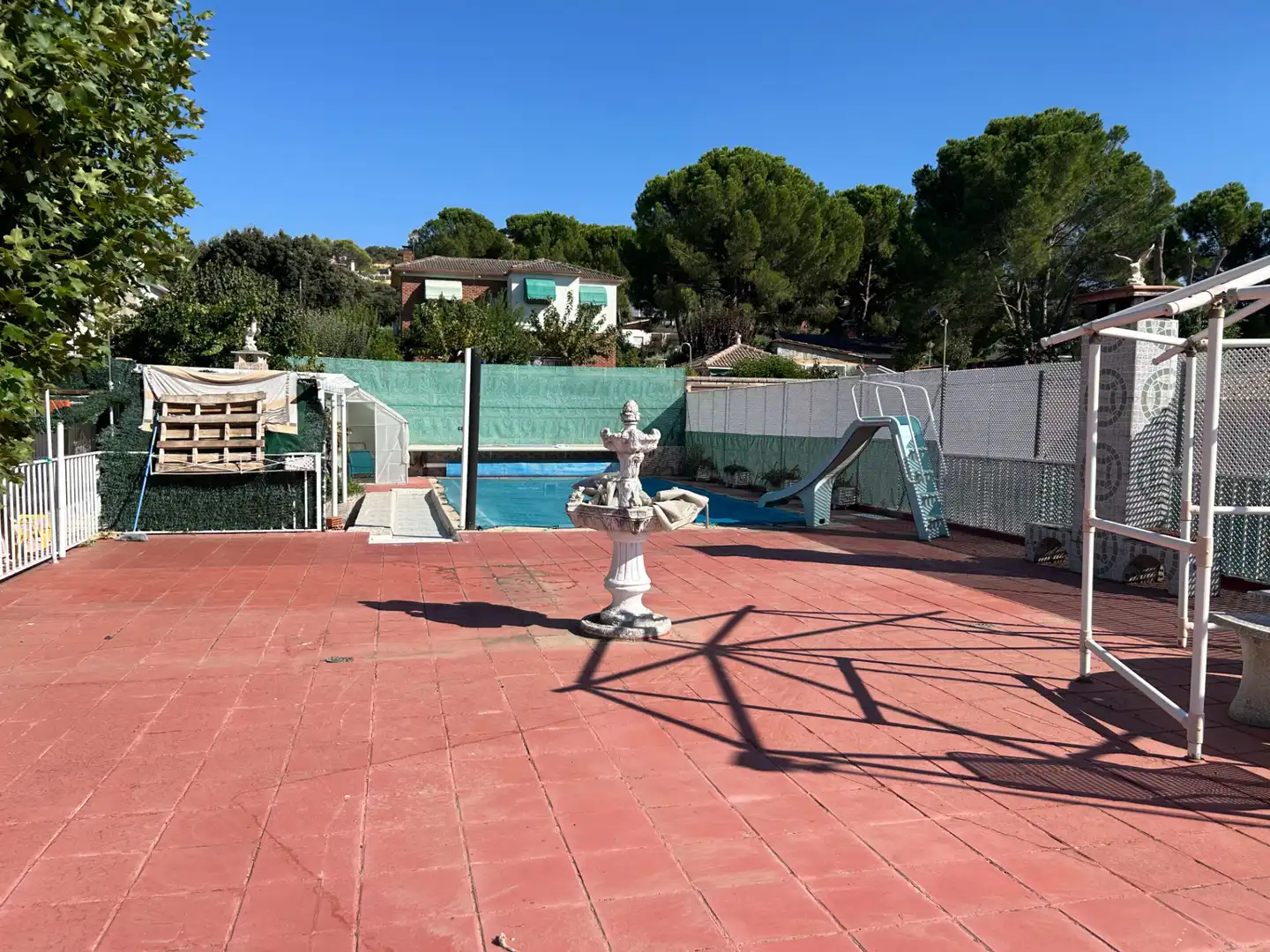 Schwimmbecken von Einfamilien-Reihenhaus zum Verkauf in Santa Cruz del Retamar mit Klimaanlage, Heizung und Privatgarten