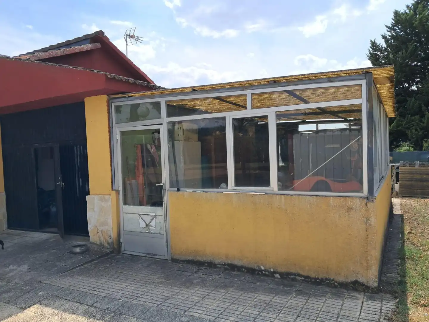 Außenansicht von Wohnung zum Verkauf in La Vellés  mit Privatgarten und Schwimmbad