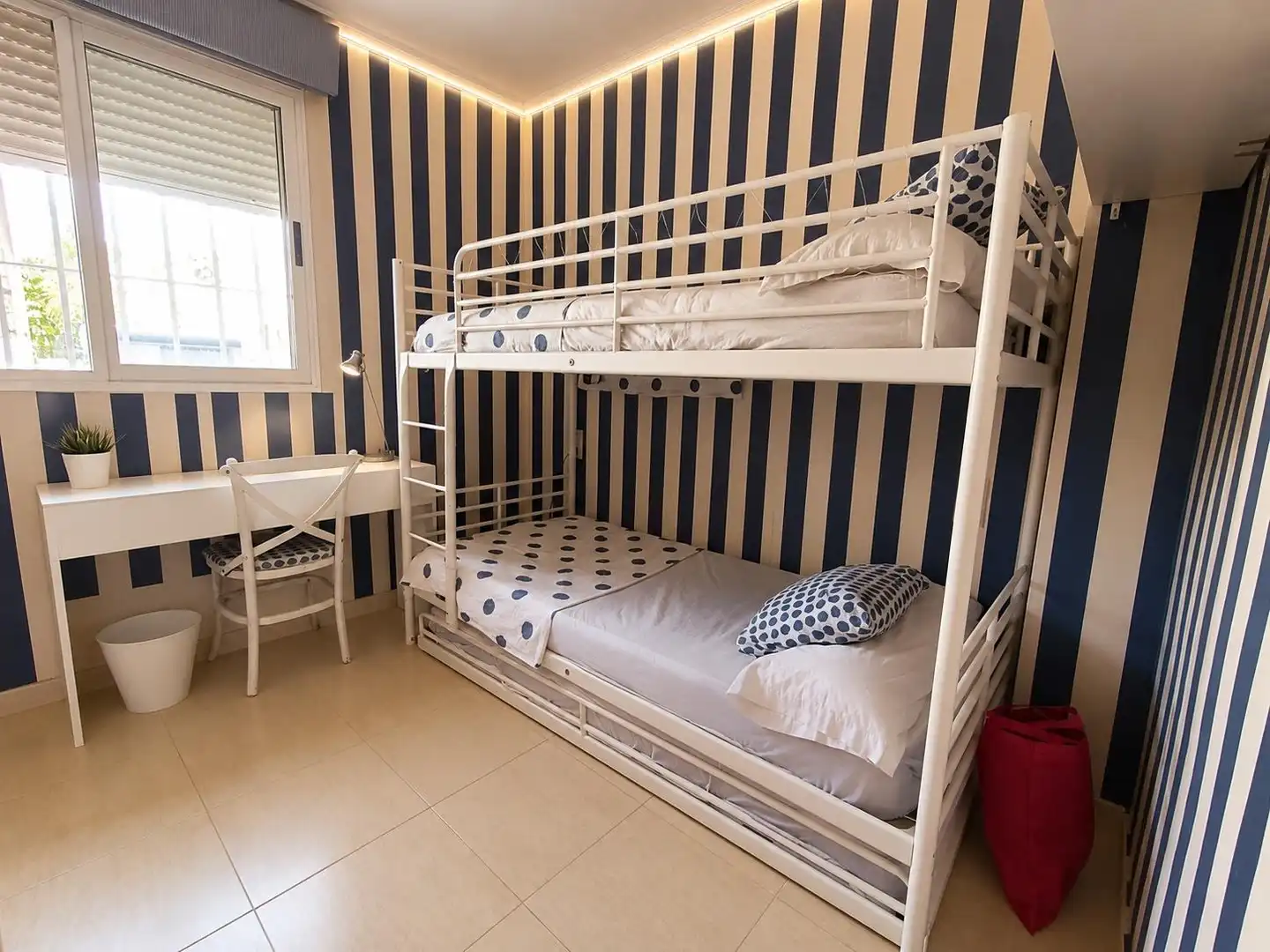 Dormitori de Apartament de lloguer en Dénia amb Aire condicionat, Calefacció i Jardí privat