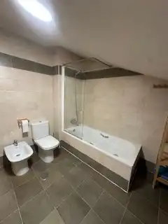Baño de Apartamento en venta en León Capital  con Calefacción, Parquet y Trastero