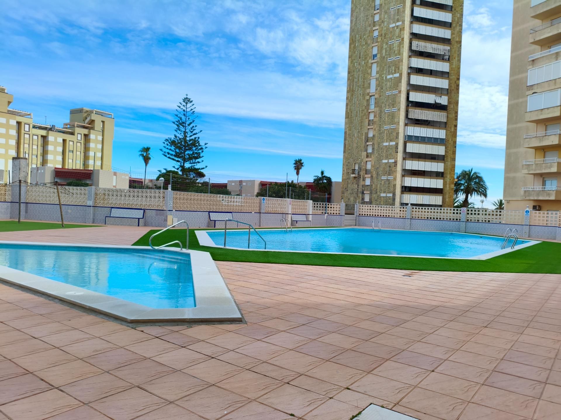 Piscina de Apartament en venda en La Manga del Mar Menor amb Piscina comunitària