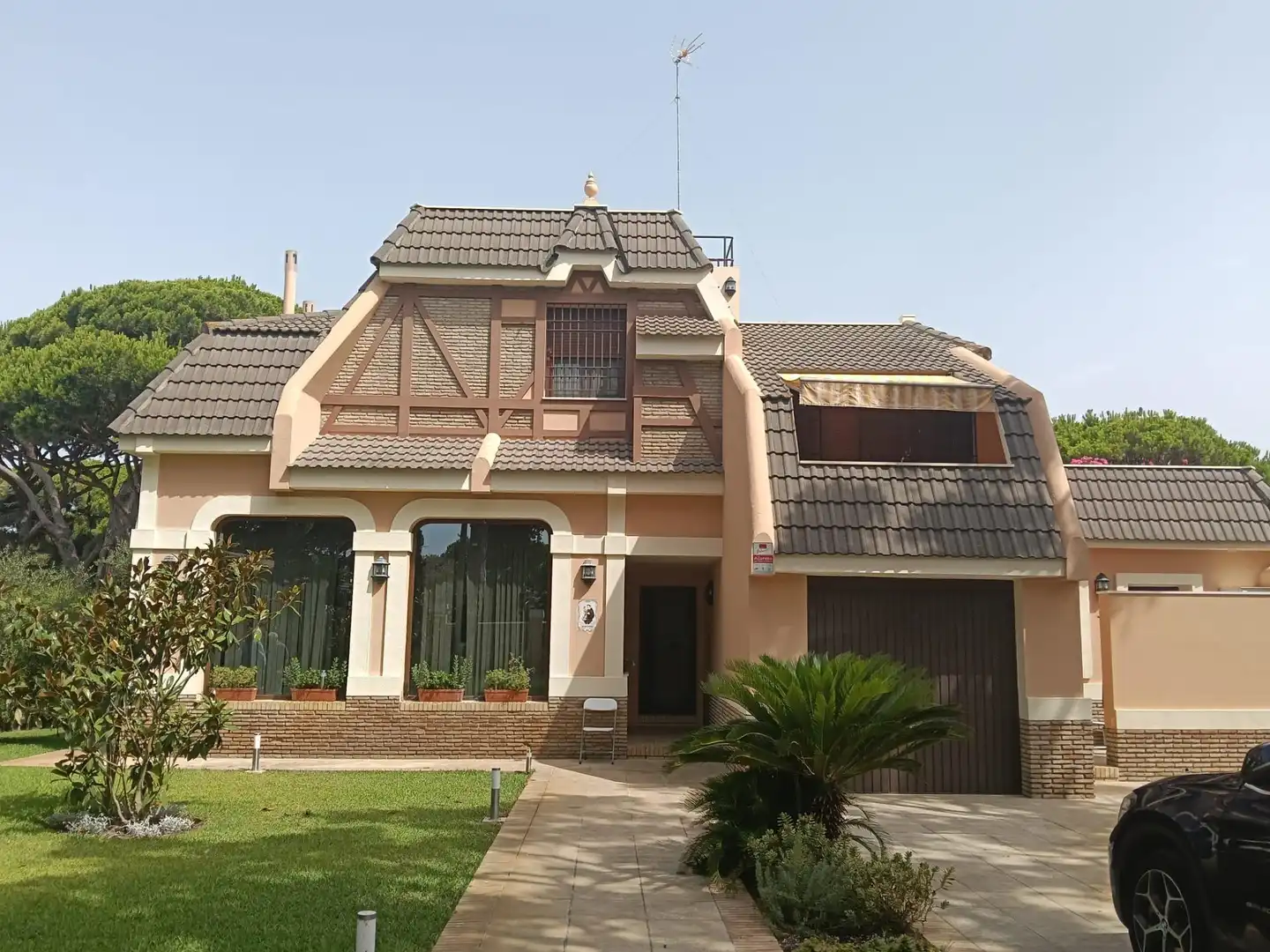 Vista exterior de Casa o xalet en venda en Conil de la Frontera amb Aire condicionat, Jardí privat i Terrassa