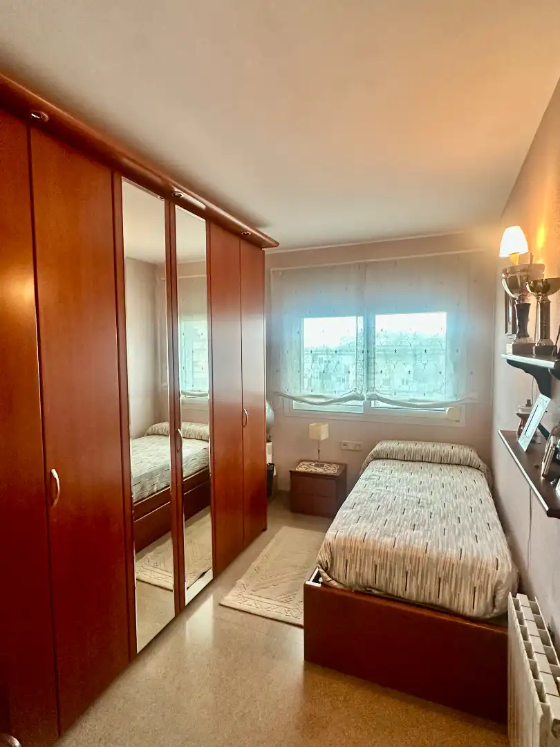 Schlafzimmer von Dachboden zum Verkauf in Figueres mit Klimaanlage, Heizung und Terrasse