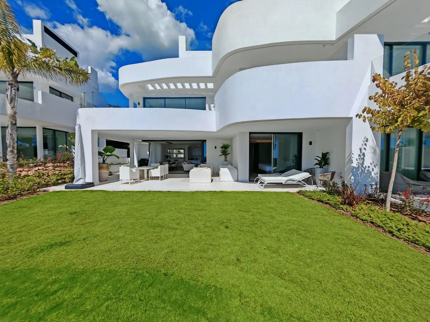 Vista exterior de Planta baja en venta en Marbella con Terraza, Trastero y Piscina