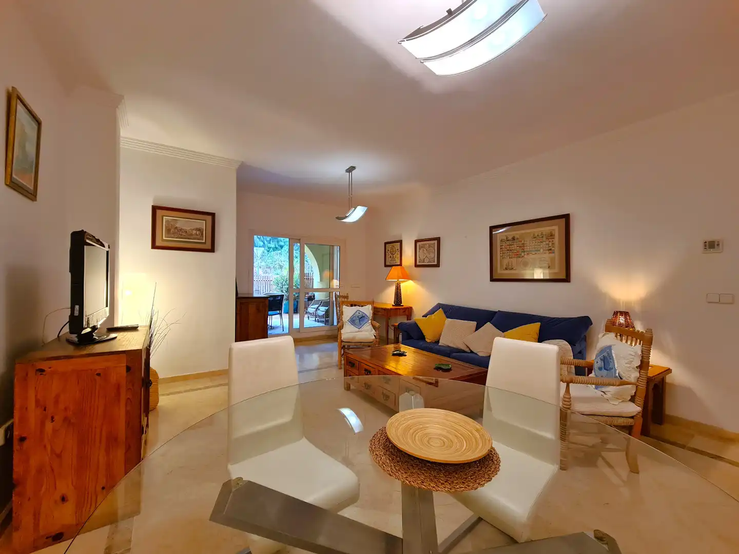Sala d'estar de Apartament en venda en Sotogrande amb Jardí privat, Terrassa i Moblat
