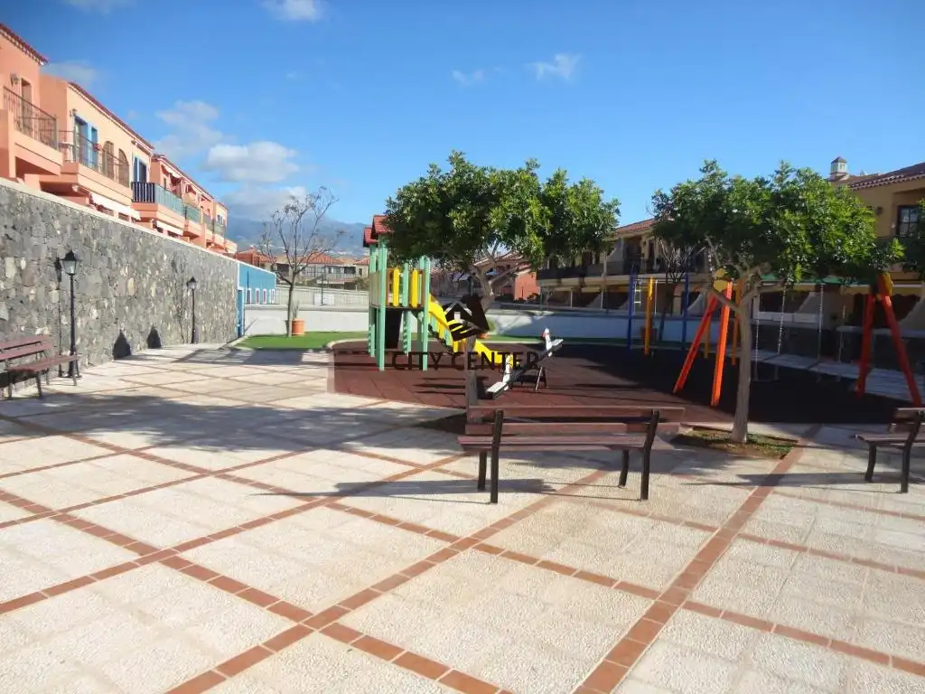 Vista exterior de Piso en venta en Arona con Terraza, Amueblado y Piscina comunitaria