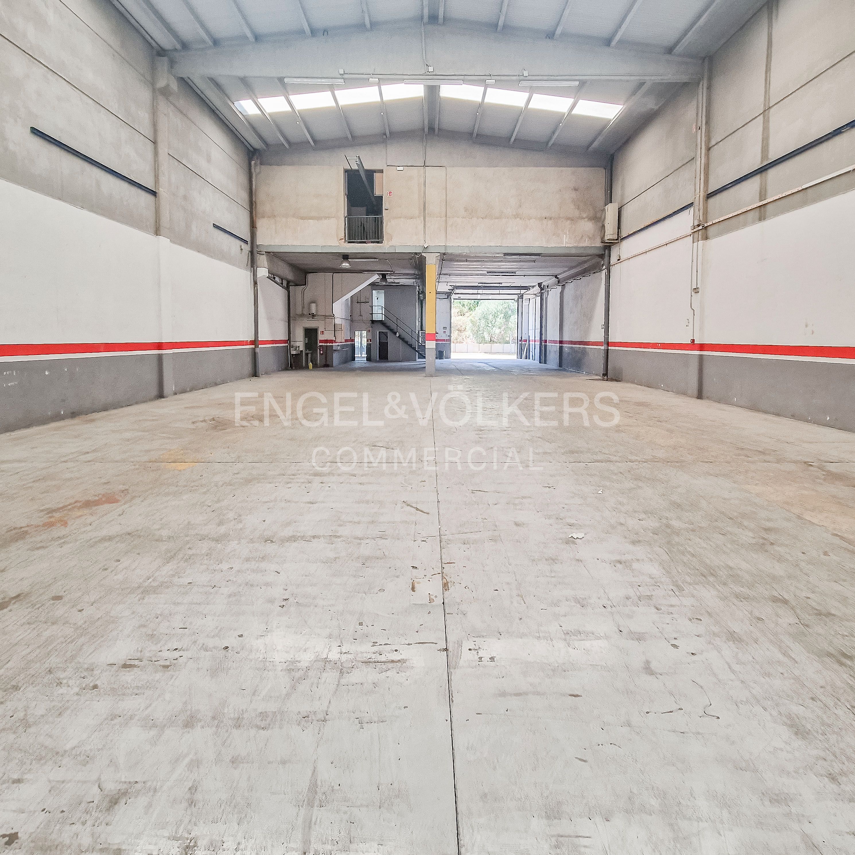 Aparcament de Nau industrial en venda en Pallejà