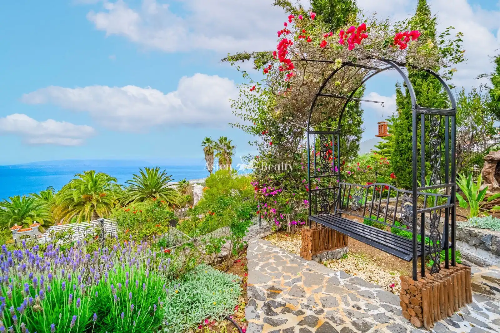 Jardí de Casa o xalet en venda en Guía de Isora amb Aire condicionat, Terrassa i Moblat