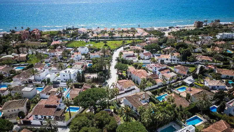 Außenansicht von Einfamilien-Reihenhaus zum Verkauf in Marbella mit Terrasse