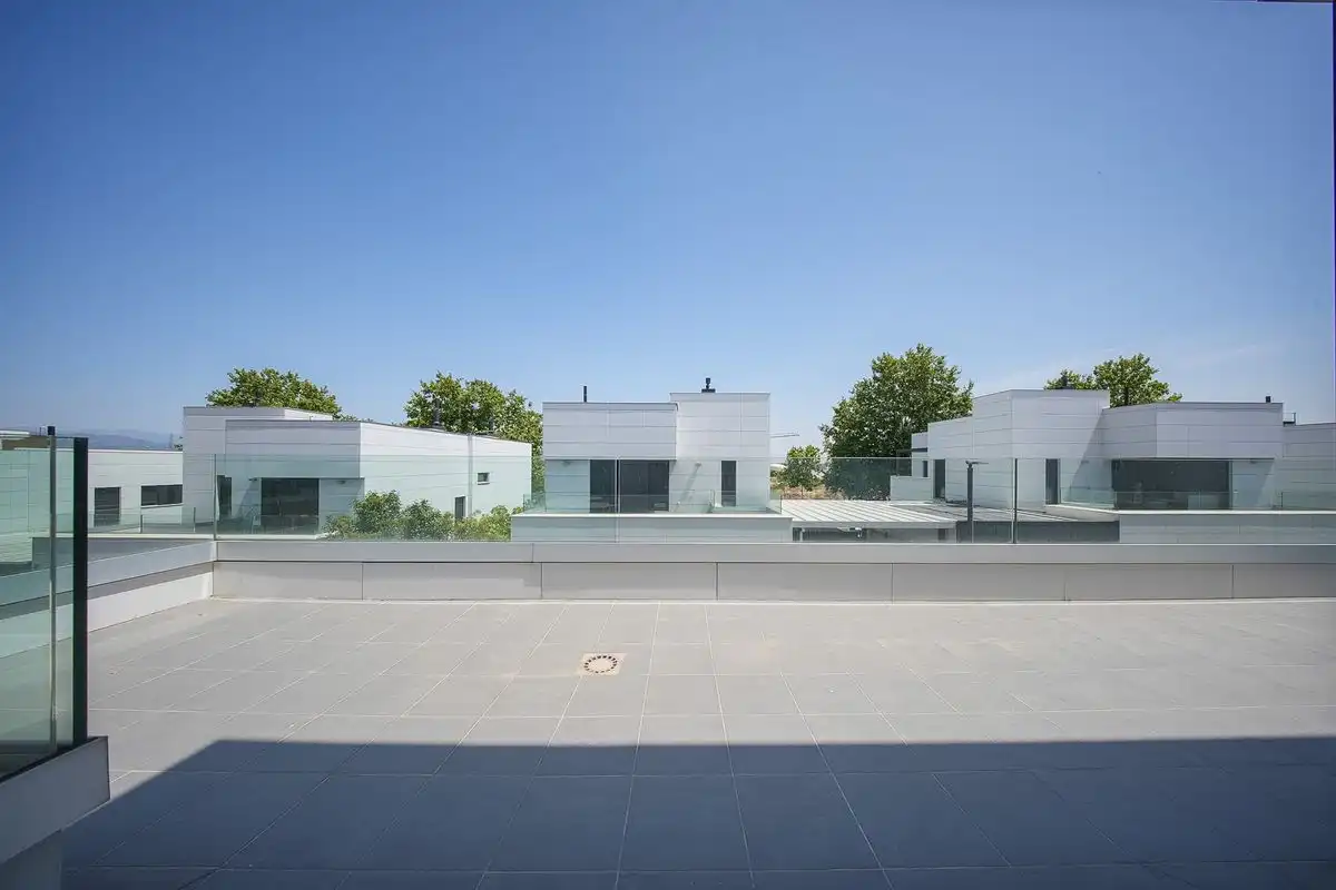 Vista exterior de Casa o xalet en venda en Las Rozas de Madrid amb Aire condicionat, Calefacció i Jardí privat