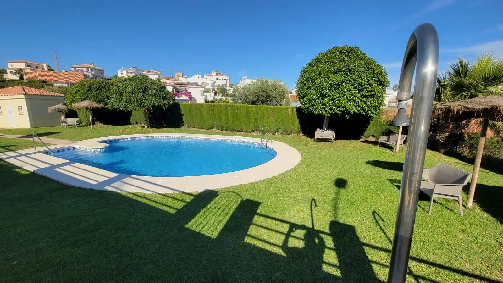 Piscina de Casa adosada en venta en Vélez-Málaga con Aire acondicionado y Piscina comunitaria