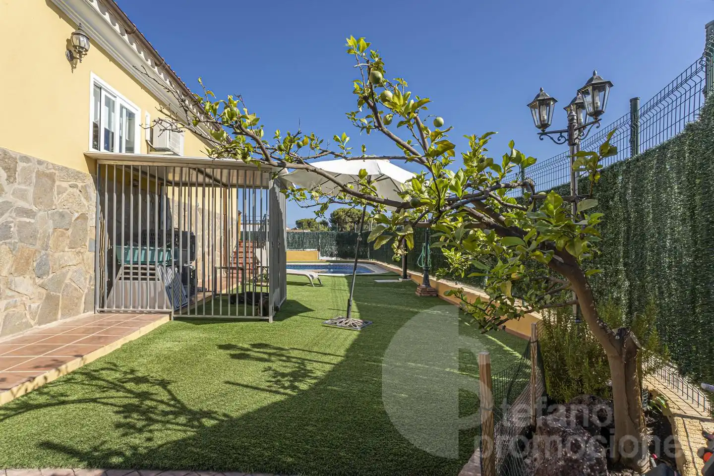 Vista exterior de Casa o xalet en venda en Málaga amb Aire condicionat, Jardí privat i Terrassa