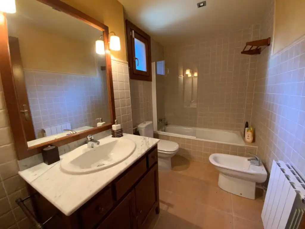 Badezimmer von Wohnungen zum Verkauf in Benasque mit Terrasse