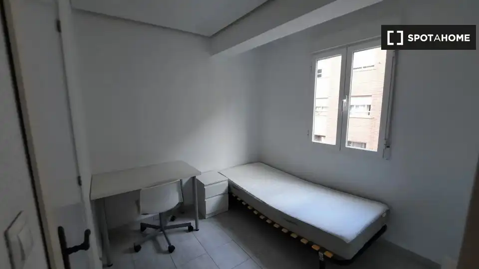 Bedroom of Flat for share in Valencia  with Air Conditioner, Heating and Furnished