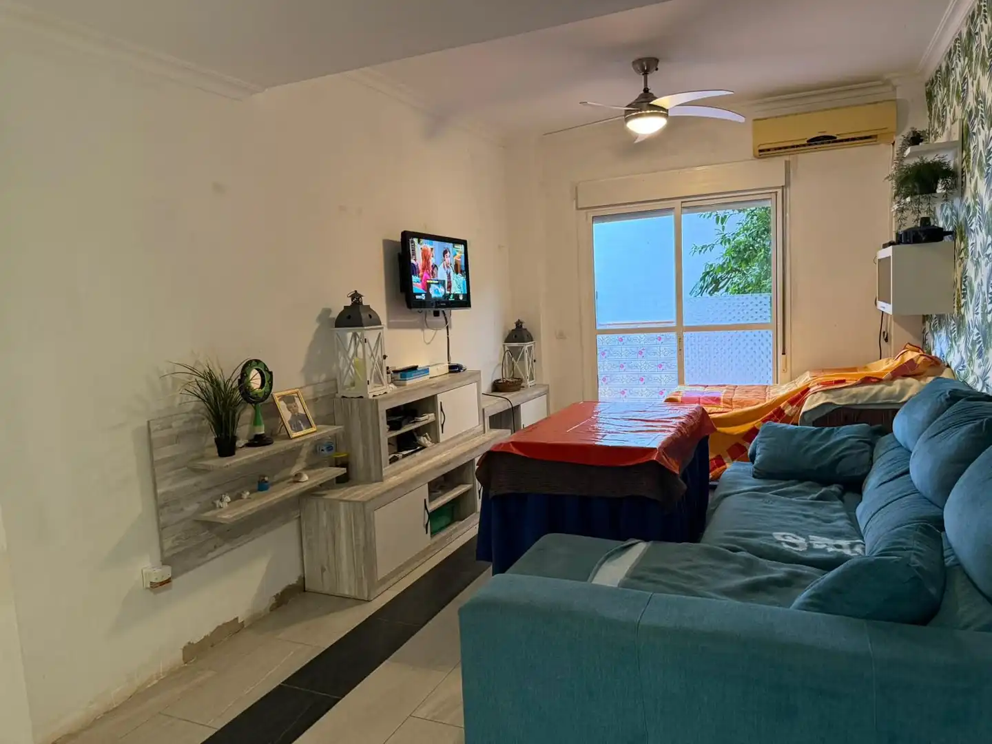 Sala d'estar de Casa adosada en venda en Utrera amb Piscina comunitària
