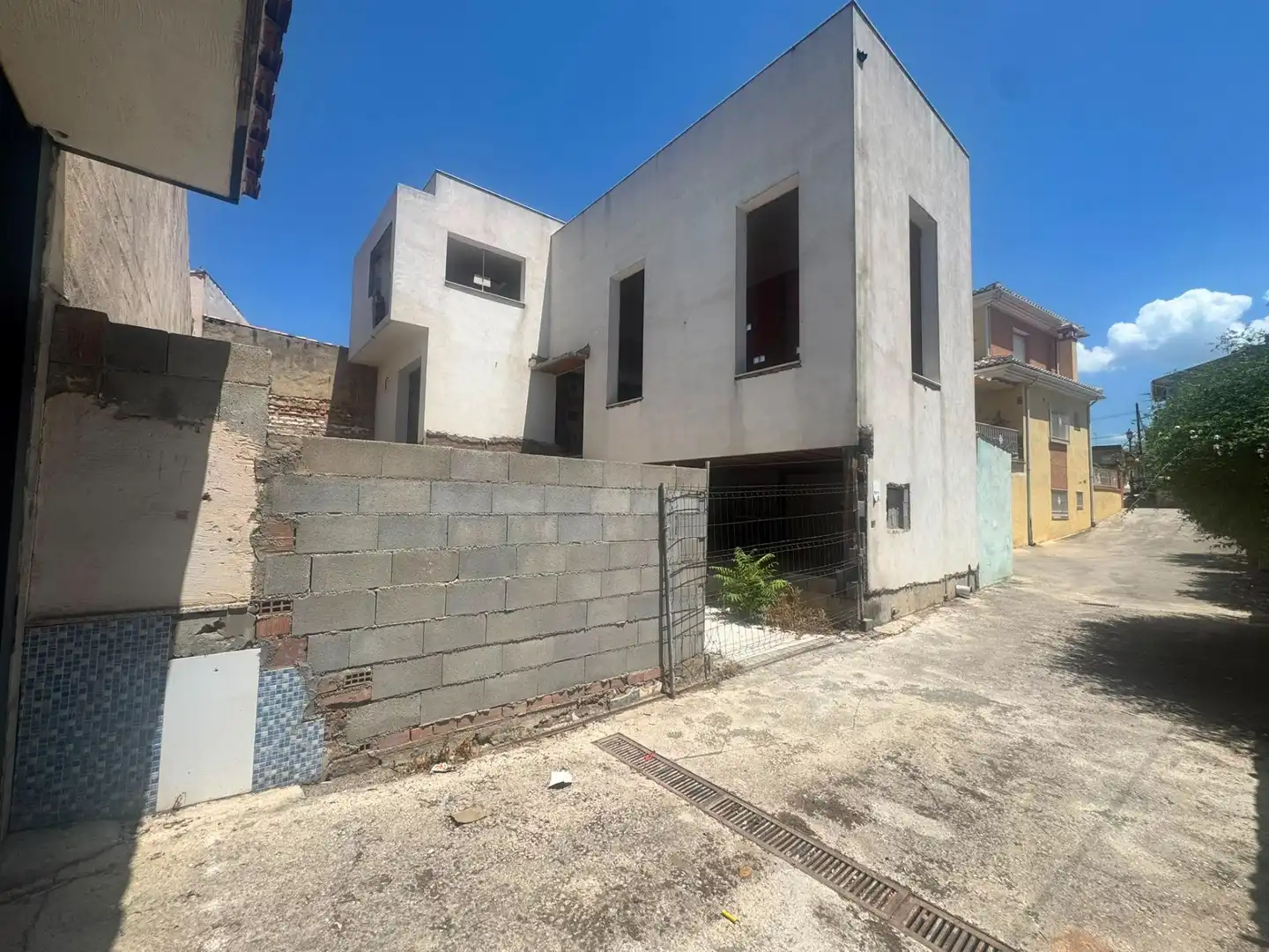 Vista exterior de Casa adosada en venda en Peligros amb Jardí privat i Terrassa