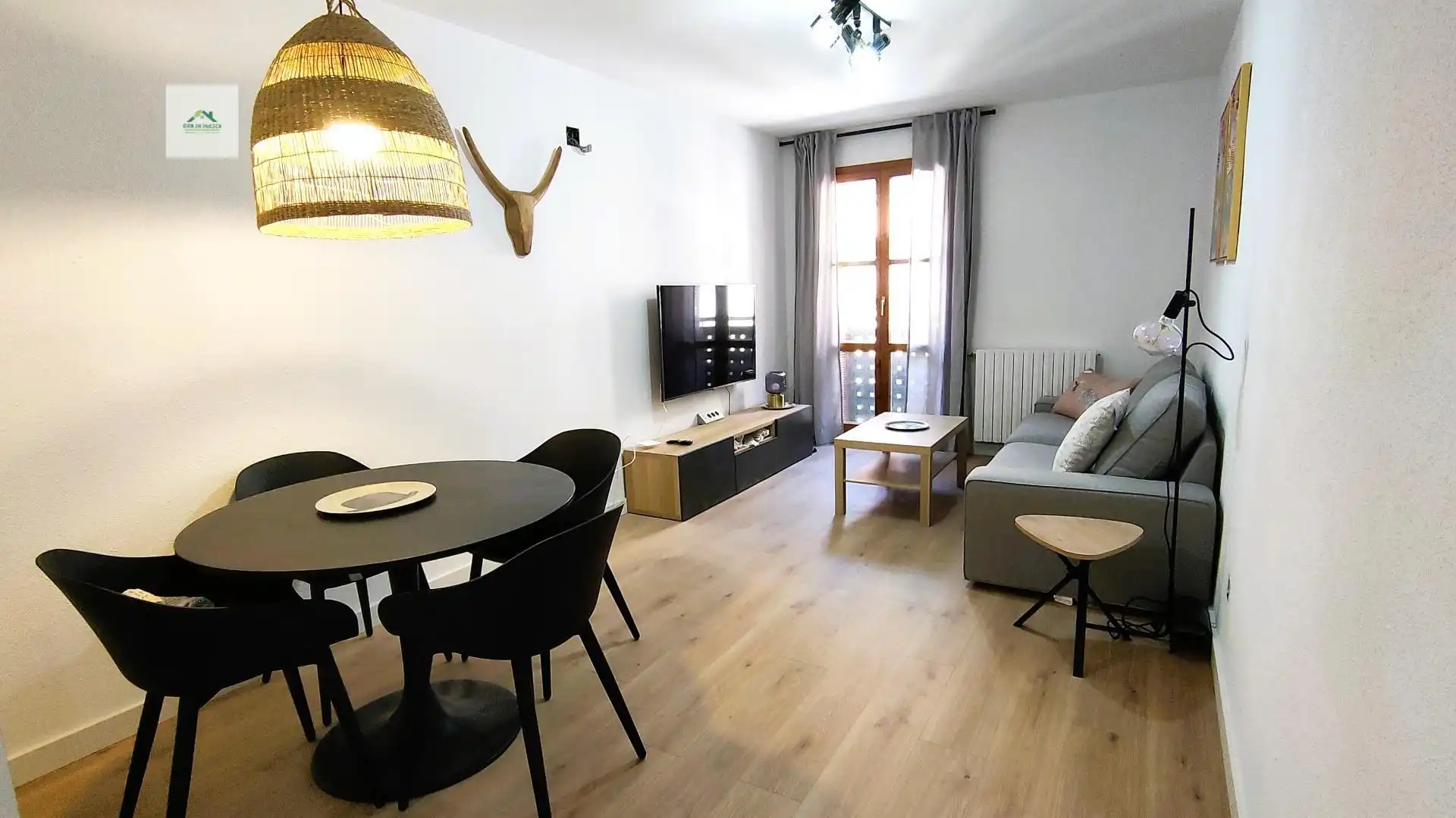 Sala d'estar de Pis de lloguer en Huesca amb Calefacció, Moblat i Balcó