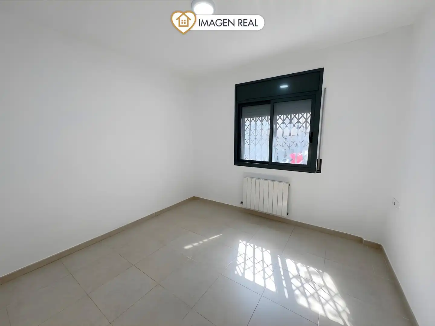 Schlafzimmer von Wohnung mieten mit Kaufoption in Vallirana mit Heizung, Ofen und Internet