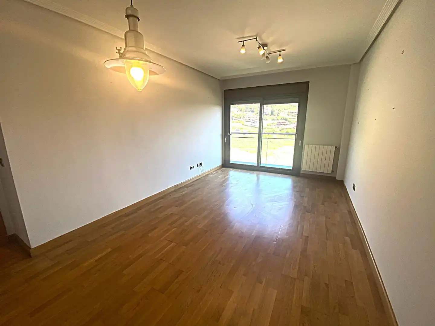 Habitación de Piso en venta en Oviedo  con Calefacción, Trastero y Balcón