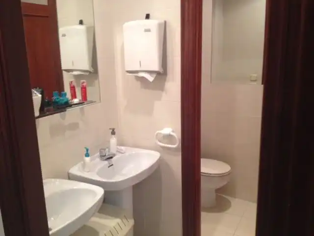 Badezimmer von Büro zum Verkauf in Tolosa mit Möbliert