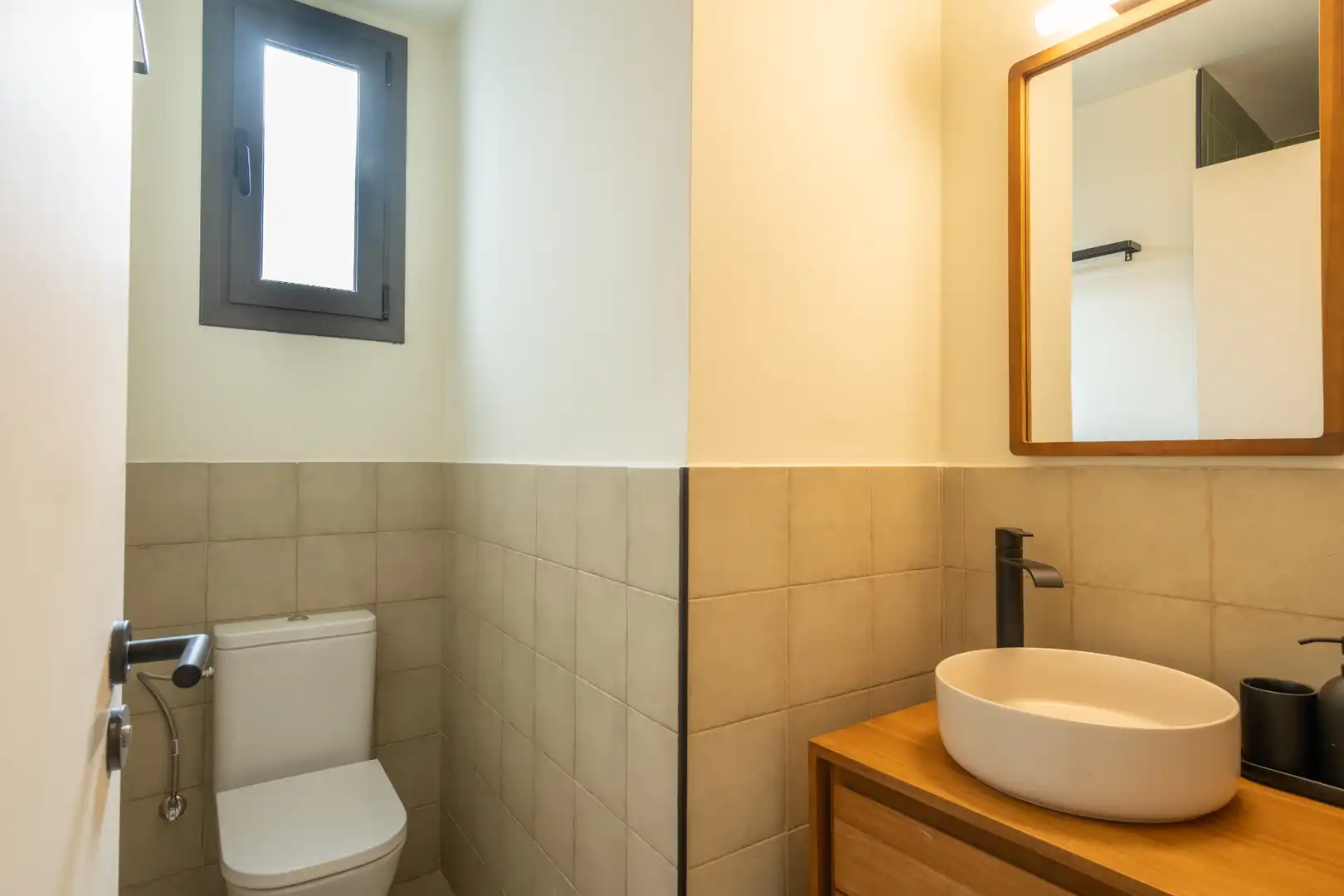 Badezimmer von Wohnungen zur Miete in Barcelona mit Klimaanlage, Heizung und Parkett