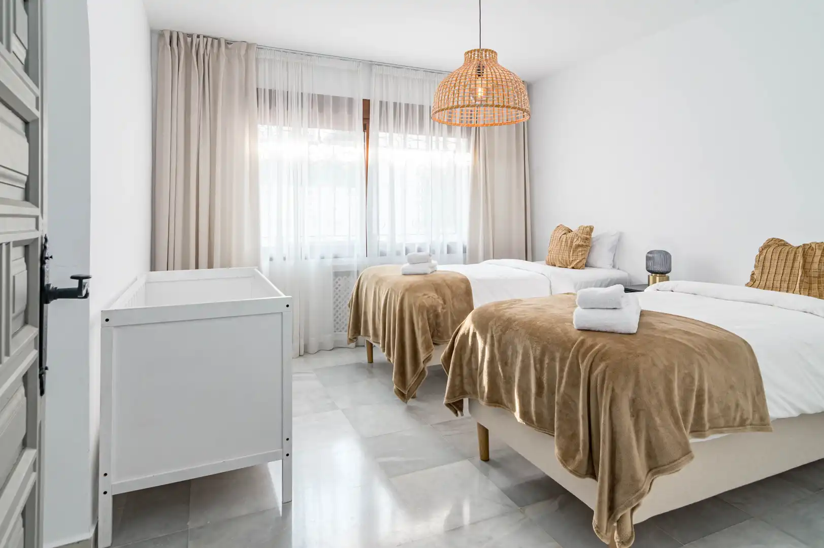 Dormitori de Casa o xalet de lloguer en Marbella amb Aire condicionat, Jardí privat i Parquet