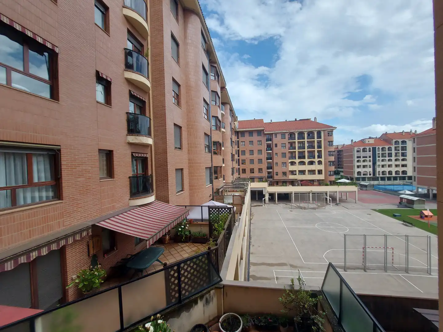 Vista exterior de Piso de alquiler en  Logroño con Calefacción, Balcón y Piscina comunitaria