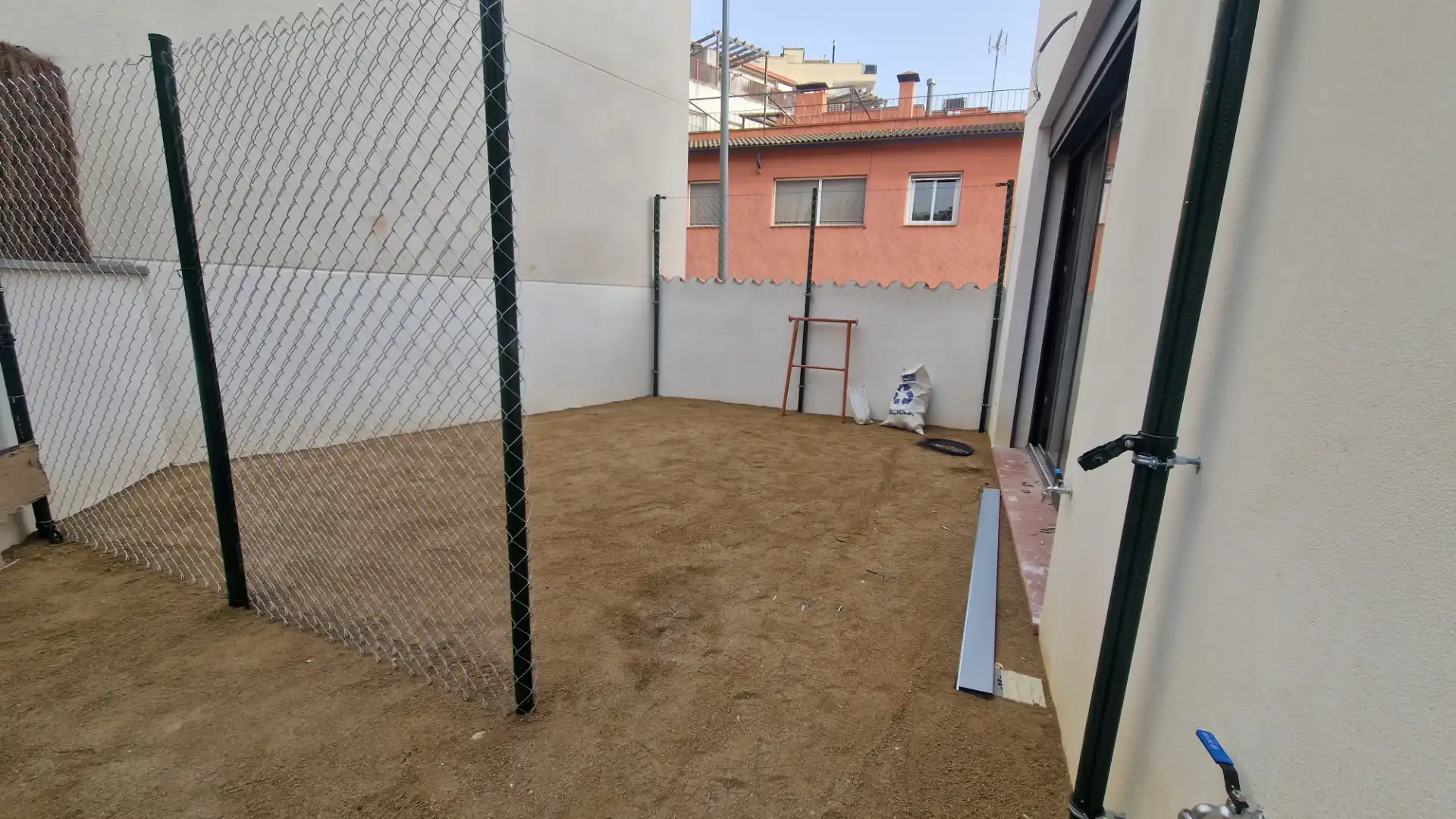 Aparcament de Casa adosada en venda en Torrelles de Llobregat amb Aire condicionat, Calefacció i Jardí privat