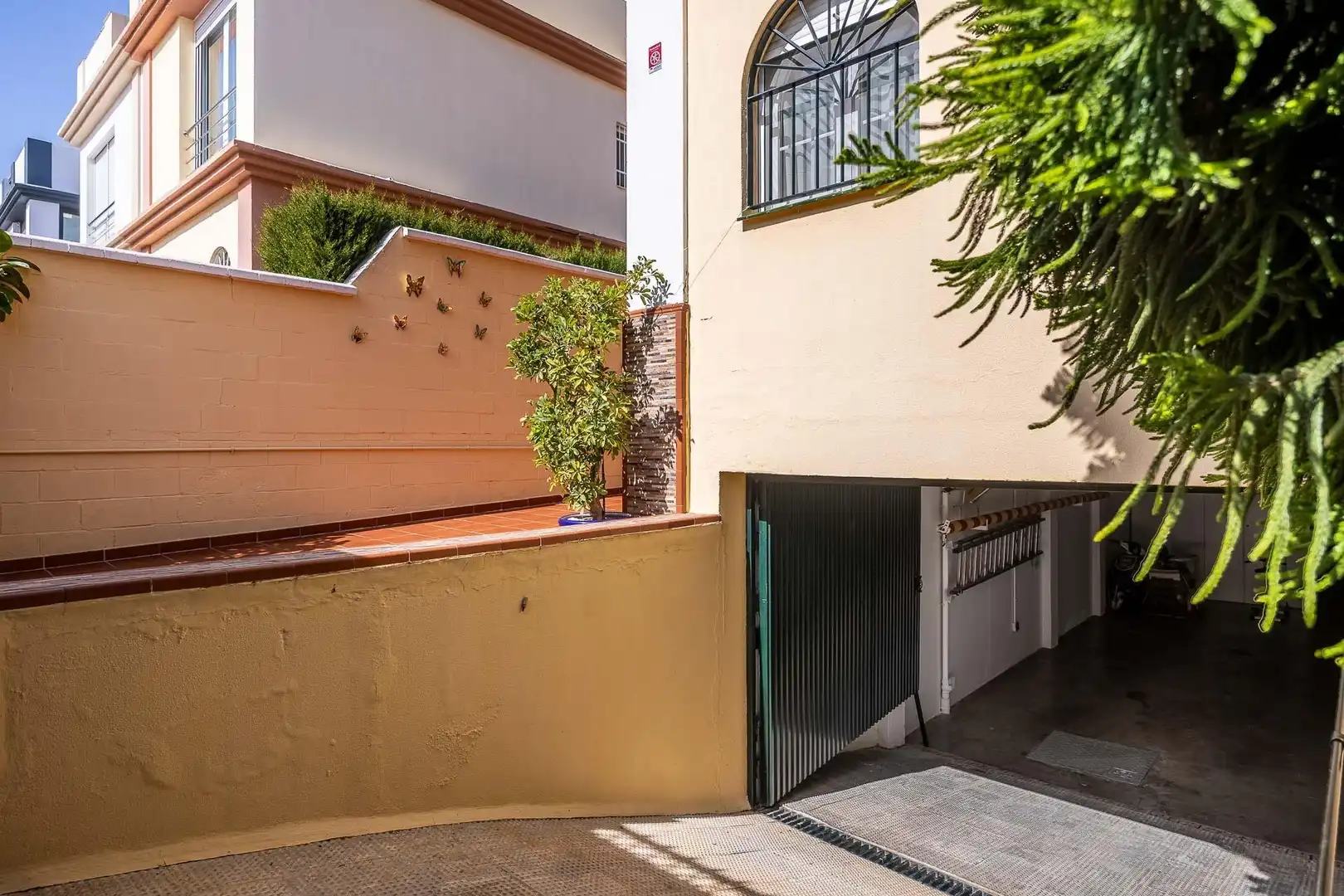 Exterior view of Detached homes for sale in Mairena del Aljarafe  with Air Conditioner, Private garden and Terrace
