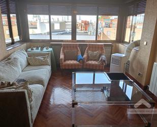 Sala d'estar de Pis en venda en  Madrid Capital amb Aire condicionat, Piscina i Balcó
