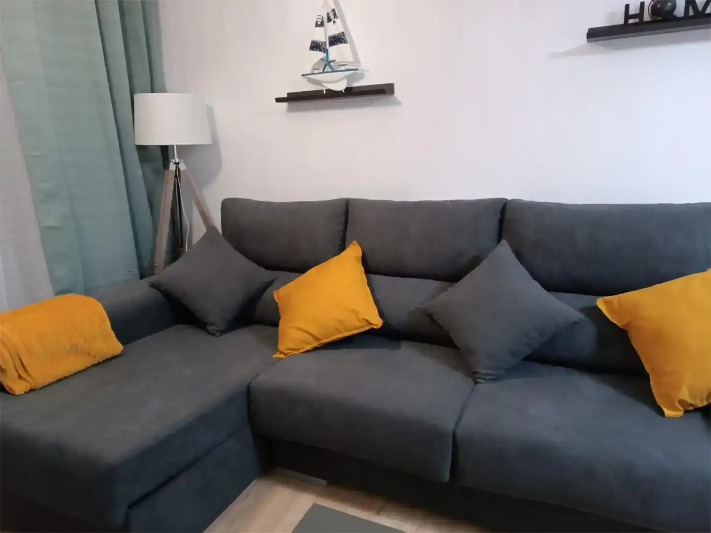Wohnzimmer von Wohnung zur Miete in Burela mit Parkett, Möbliert und Ofen