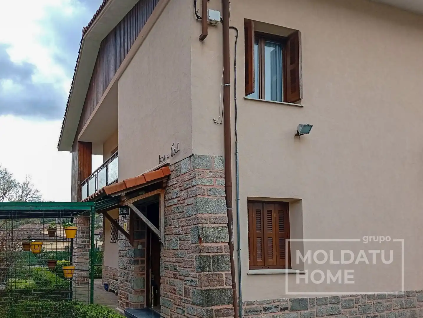 Vista exterior de Casa o xalet en venda en Irun  amb Calefacció, Jardí privat i Traster