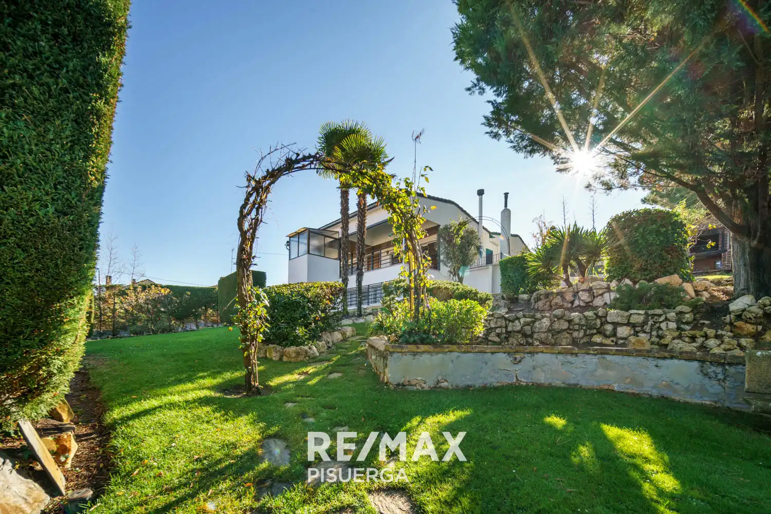 Vista exterior de Casa o xalet en venda en Tudela de Duero amb Calefacció, Jardí privat i Terrassa