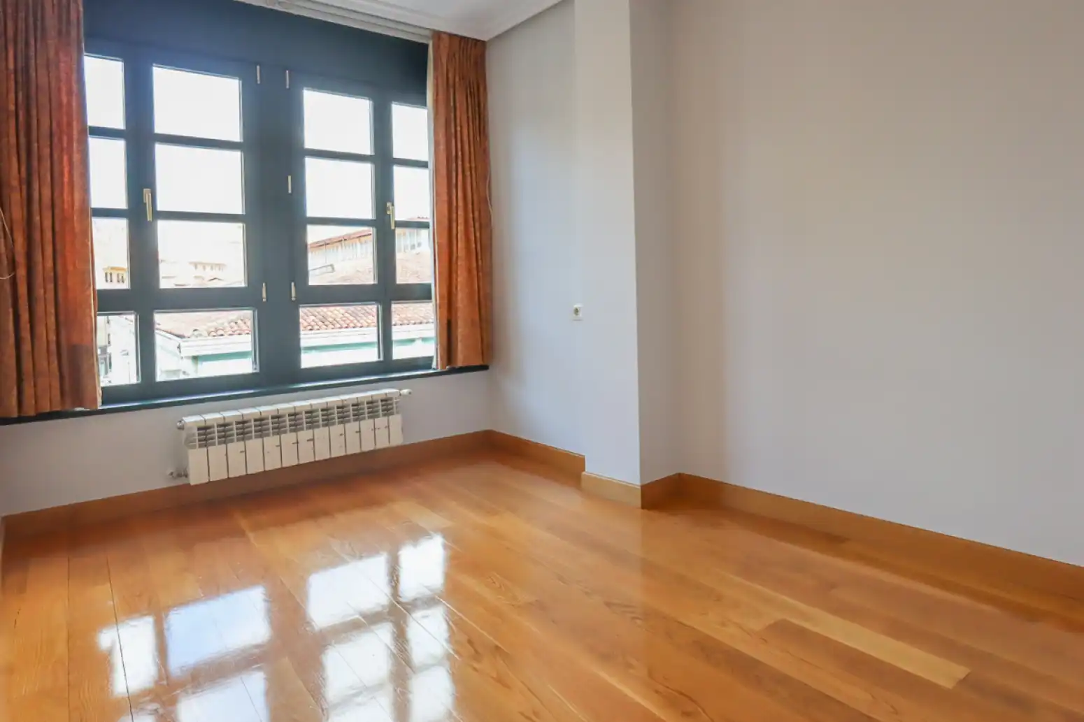 Schlafzimmer von Wohnung zur Miete in Oviedo  mit Heizung und Parkett