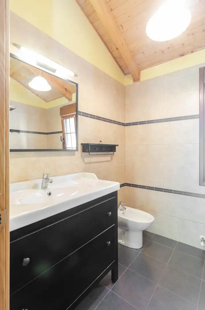 Bany de Casa o xalet en venda en Ribera de Arriba amb Calefacció, Jardí privat i Terrassa