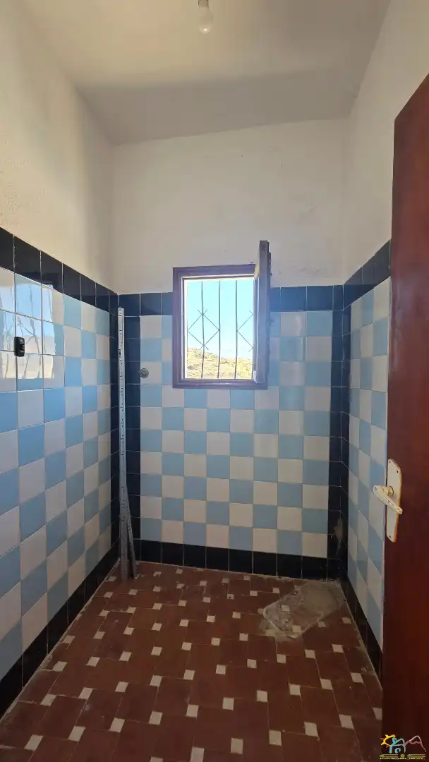 Bany de Finca rústica en venda en Íllar amb Jardí privat, Terrassa i Moblat