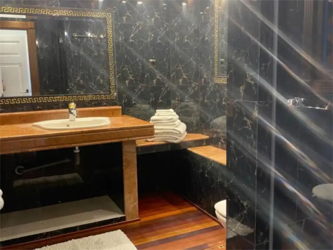Bany de Casa adosada en venda en Marbella amb Aire condicionat, Calefacció i Jardí privat