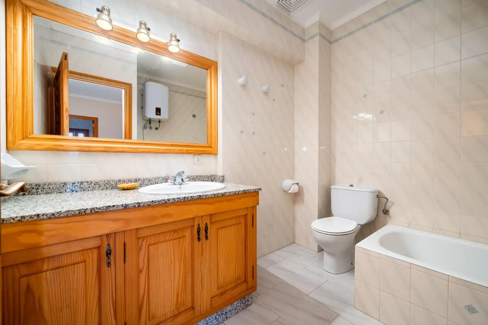 Bathroom of Houses for sale in Petra  with Terrace and Balcony