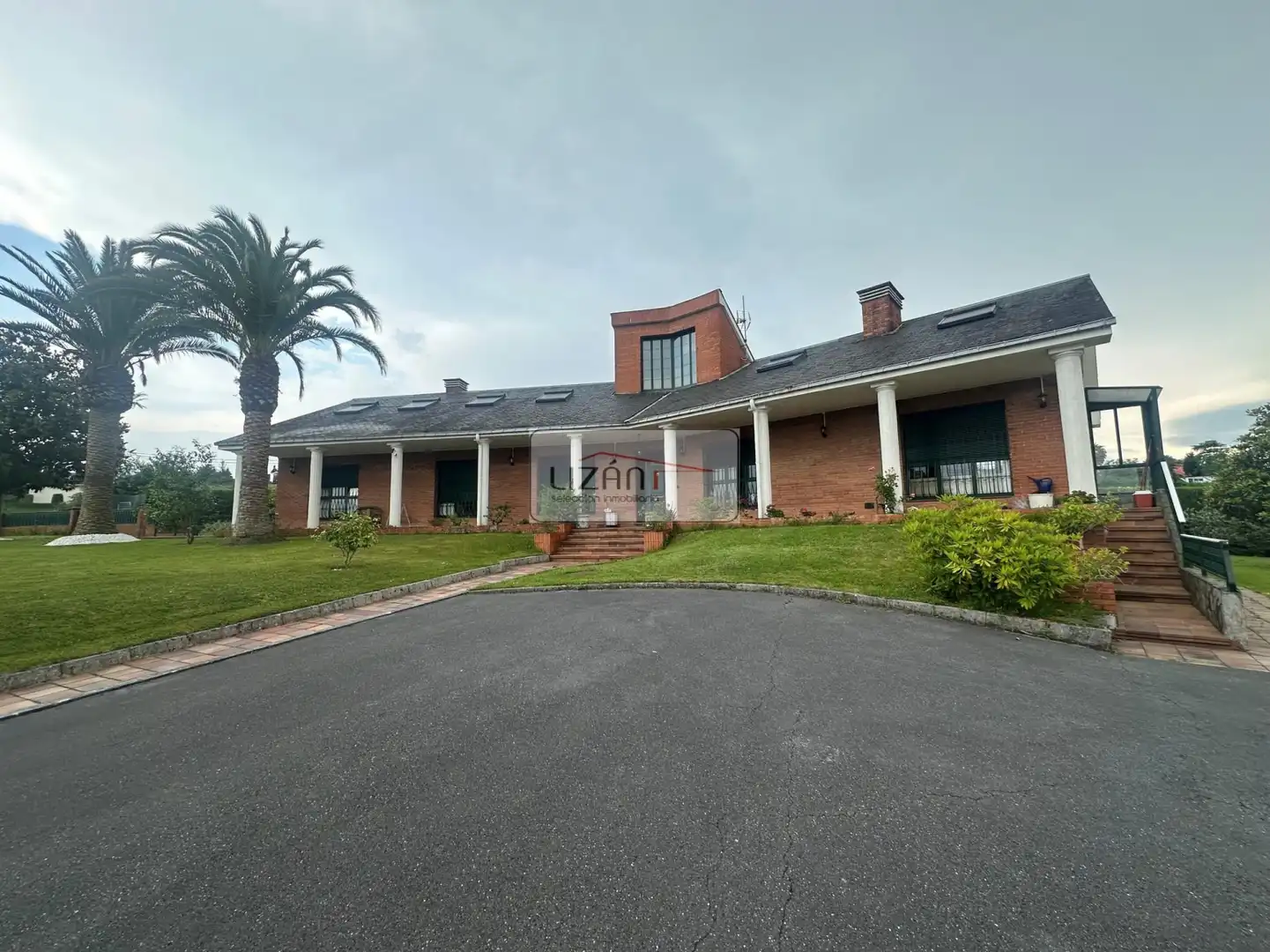 Vista exterior de Casa o xalet en venda en Oviedo  amb Calefacció, Jardí privat i Terrassa